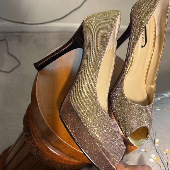 Open toe gold shoes with purple hue. High heeled shoes. - Picture 3 of 5